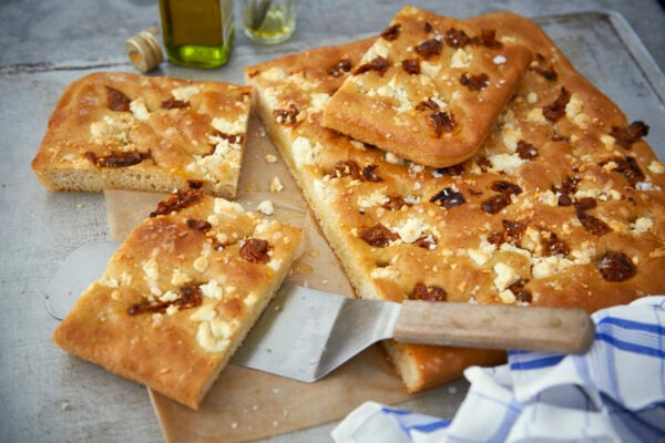 Focaccia med fetaost och soltorkade tomater