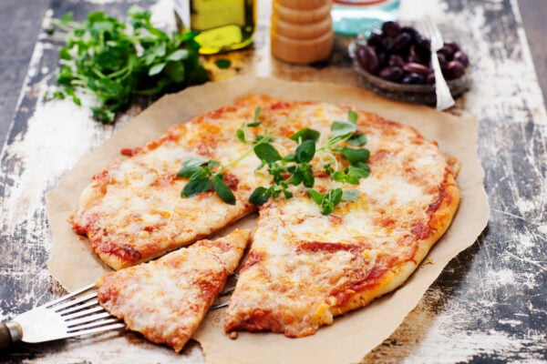 Het pizza med chorizo och mozzarella