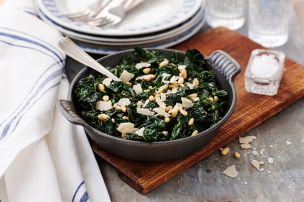 Vitlöksfräst svartkål med nötter och parmesan