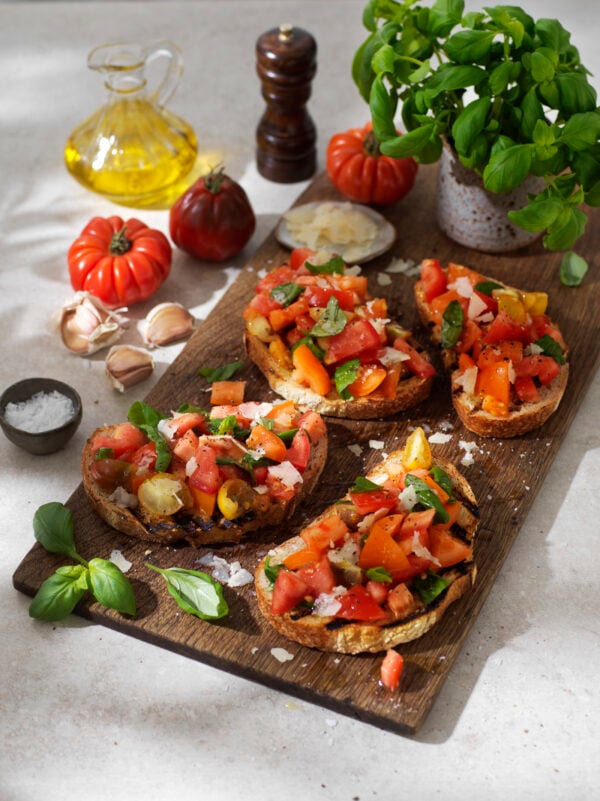 Bruschetta med tomat, basilika och parmesan