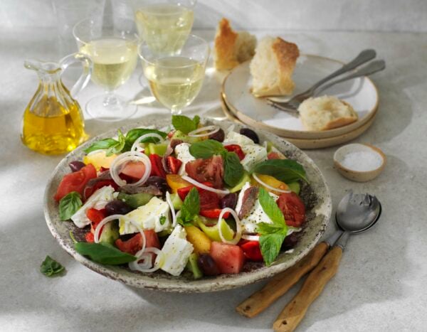 Grekisk sommarsallad med fetaost, vattenmelon och sardeller