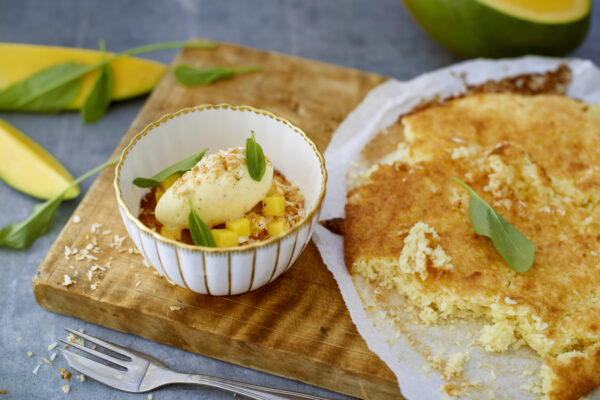 Kokoskaka med mangosås och kokosglass