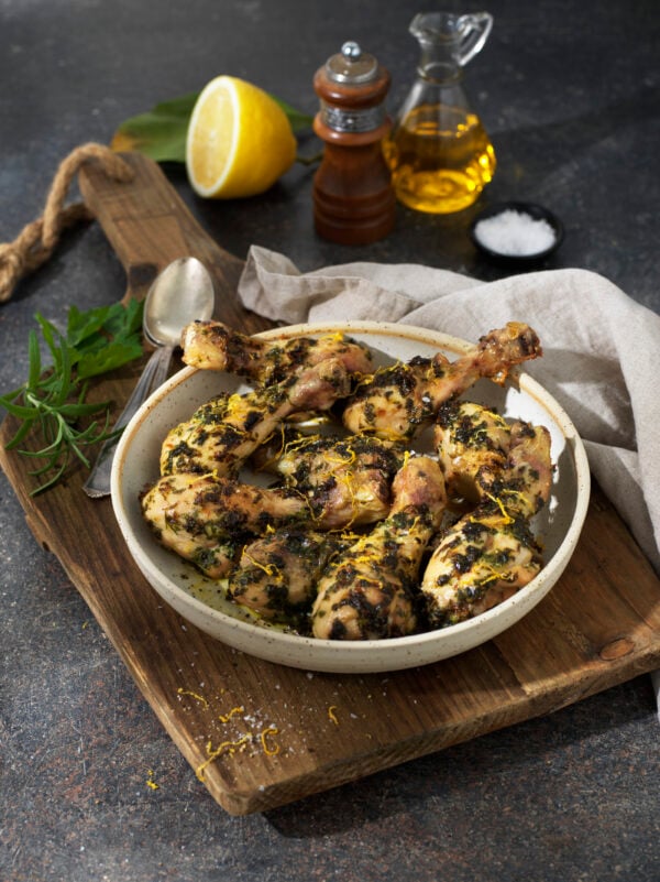 Kycklingklubbor i ugn med vitlök, citron och örter