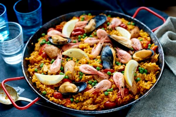 Paella med musslor och räkor