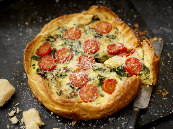 Parmesanpaj med bladspenat och körsbärstomater