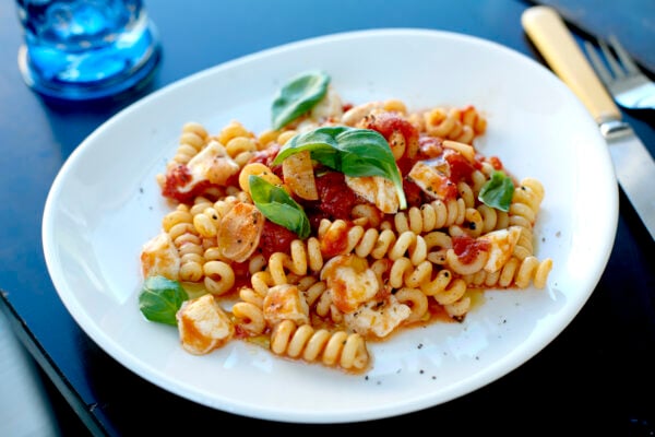 Pasta Fusilli Bucati med tomatsås
