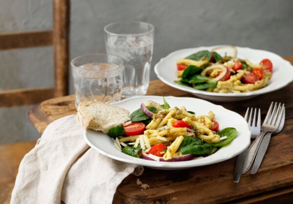 Pastasallad med pesto och parmesan