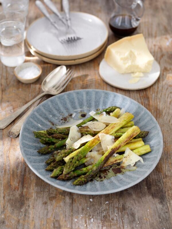 Stekt sparris med balsamvinäger och parmesan