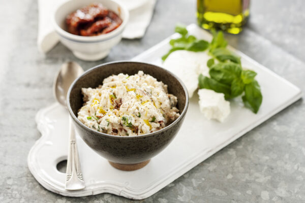 Fetaoströra med soltorkade tomater