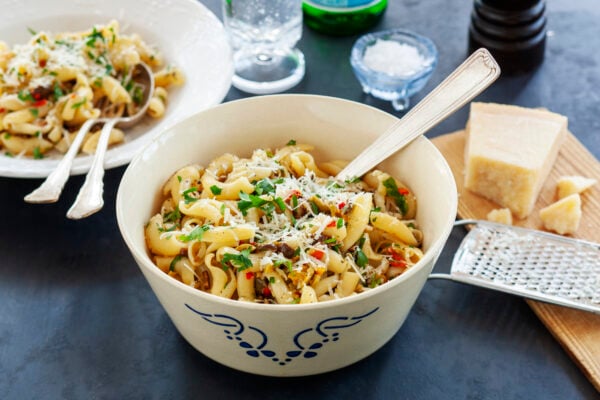 Pasta fiori med tapenade, chili och persilja