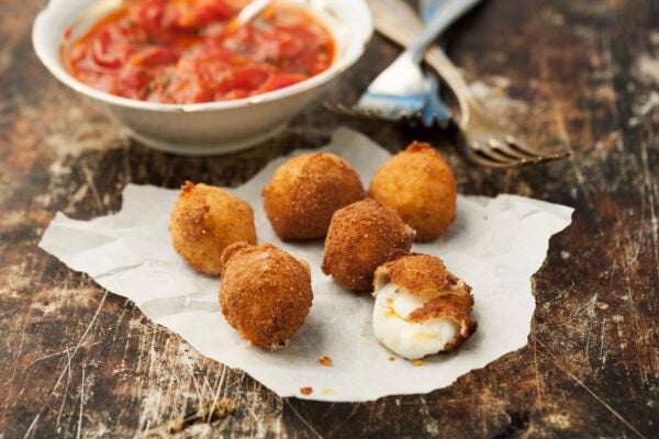 Friterade minimozzarella med arrabiatasås