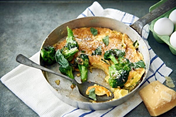 Frittata med vitlöksfräst broccoli