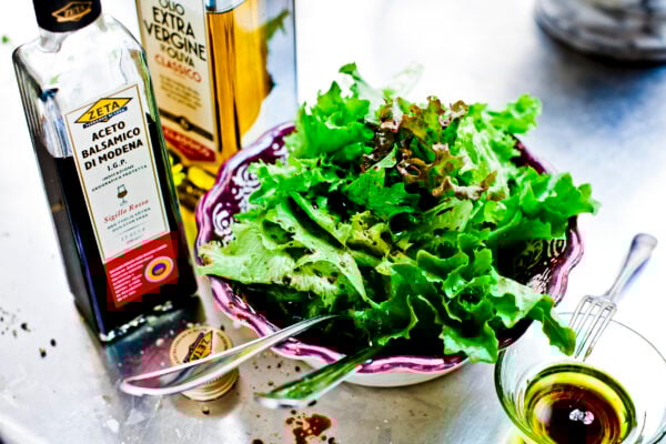 Grönsallad med enkel vinägrett