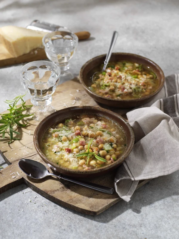 Kikärtsoppa med selleri, lök, vitlök och parmesanost