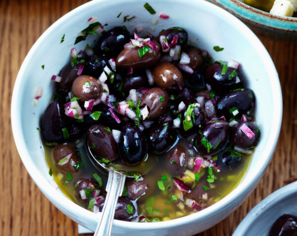 Marinerade oliver med rödlök och persilja