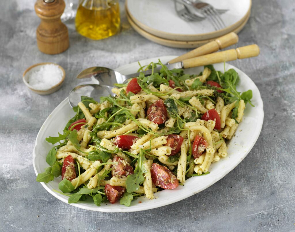 Pasta Strozzapreti med pesto, tomater och parmesan