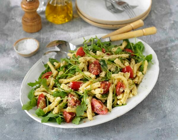 Pasta Strozzapreti med pesto, cocktailtomater och parmesan