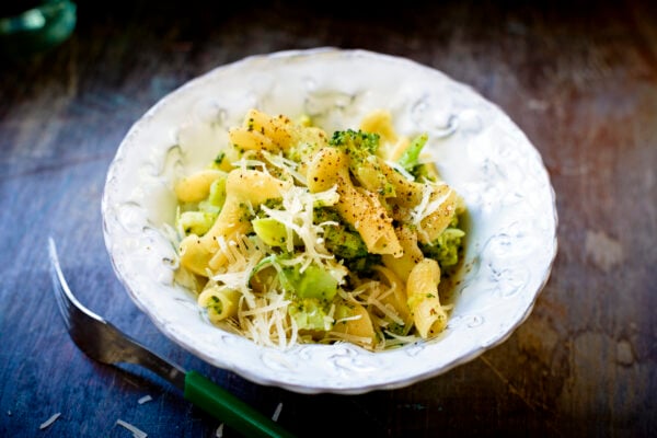 Pasta med broccoli och parmesan
