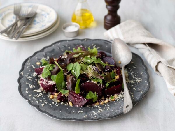 Rödbetor med pinjenötter och parmesanost