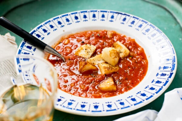 Tomatsoppa med knaperstekt halloumi