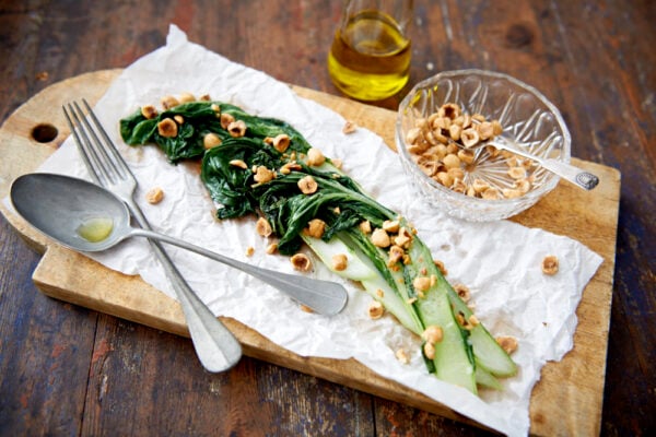 Vitlöksstekt mangold med nötter