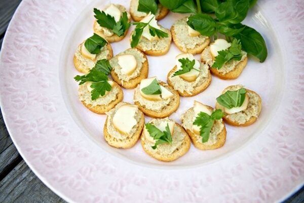 Crostini med kronärtskocka och Scamorzaost