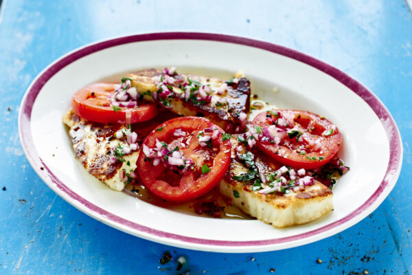 Grillad halloumi med rödlöksvinägrett