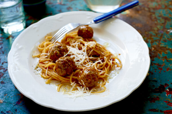 Kalvfrikadeller i tomatsås