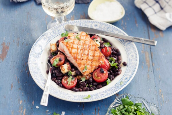 Lax med svarta bönor och halloumi