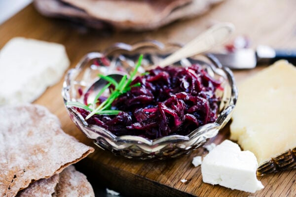 Osttallrik med rödlökschutney och olivknäcke