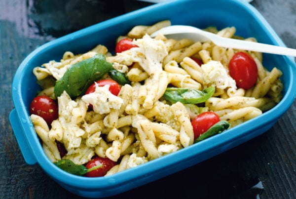 Pastasallad med pesto, mozzarella och tomat