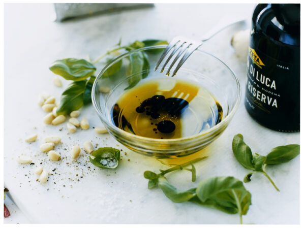 Balsamvinägrett med basilika och pinjenötter