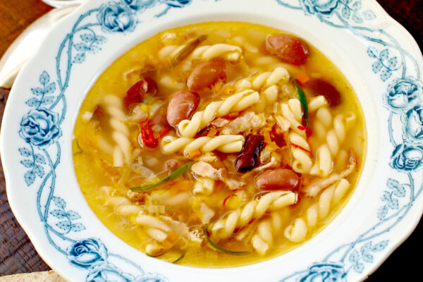 Bönsoppa med pancetta, rosmarin och pasta