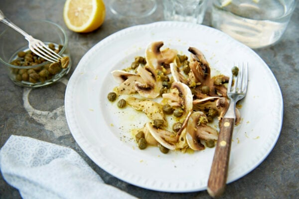 Champinjonsallad med kapris och kronärtskocka