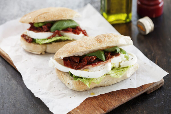 Ciabatta med buffelmozzarella och salami
