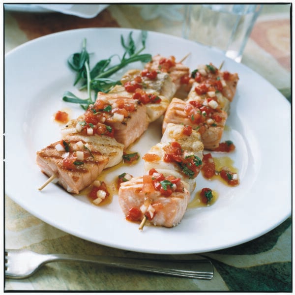 Grillat fiskspett med tomat & vitlöksvinägrett