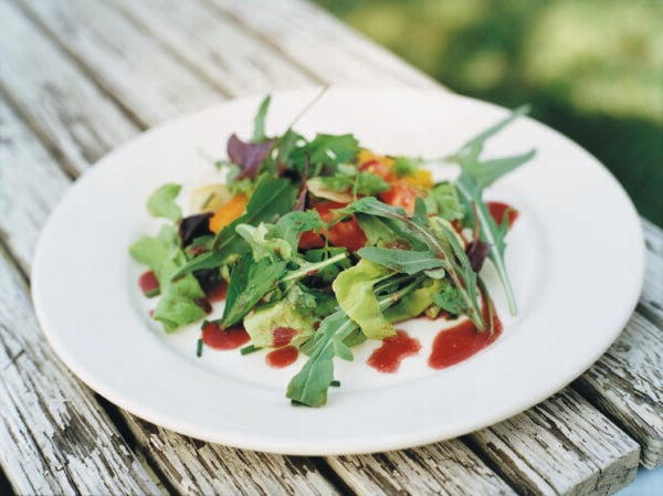 Grönsallad med örter och balsamvinäger