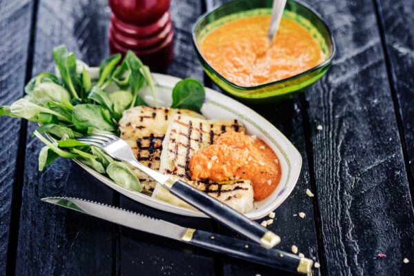 Halloumi med romescosås