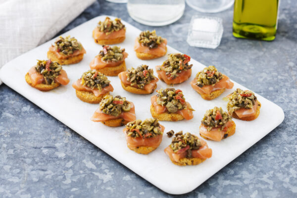 Laxcrostini med oliv- och kapristapenade