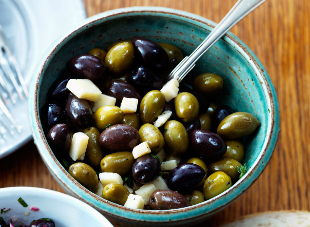 Recept från Zeta: Marinerade oliver med timjan och parmesanost