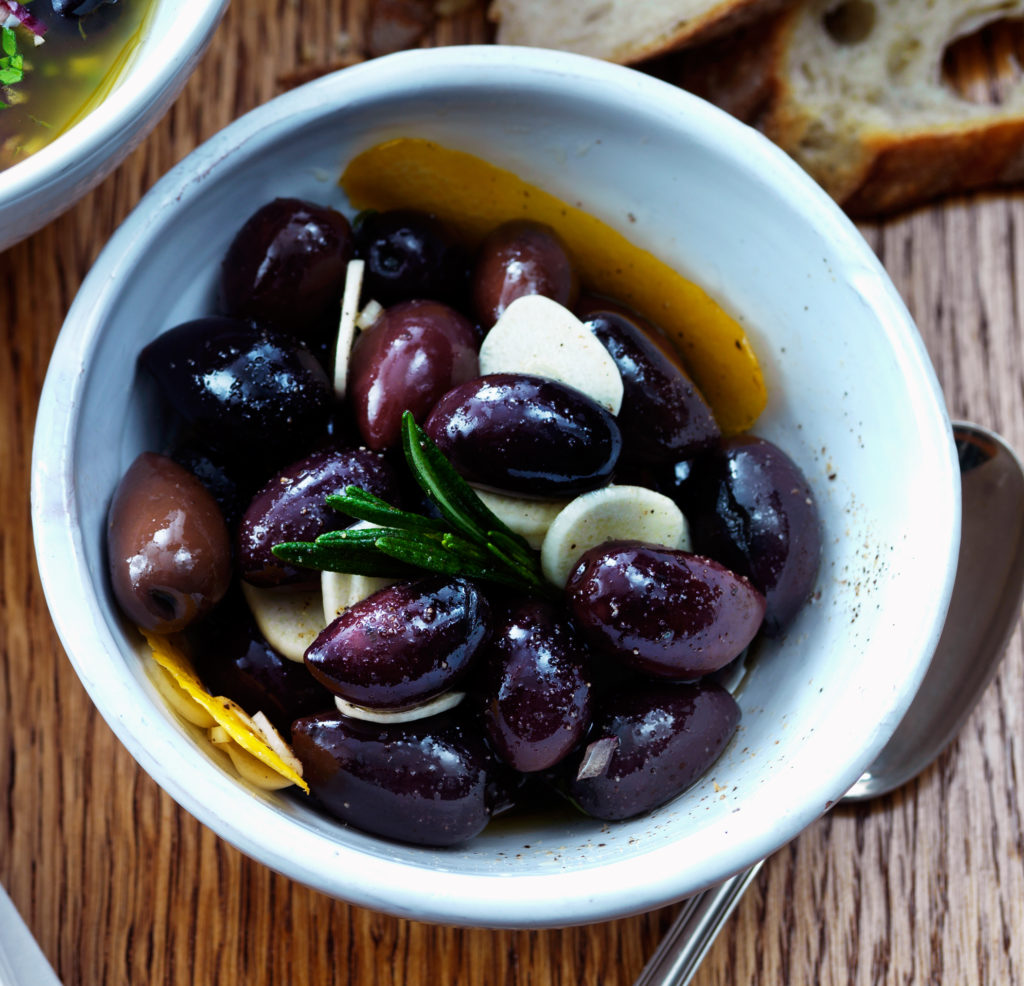 Recept från Zeta: Marinerade oliver med vitlök, citron och rosmarin