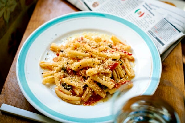 Pasta Strozzapreti med Crostini och tomat