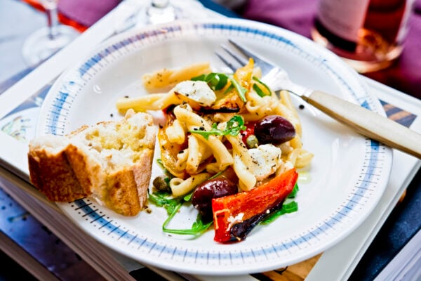 Pastasallad med kapris, fetaost och oliver