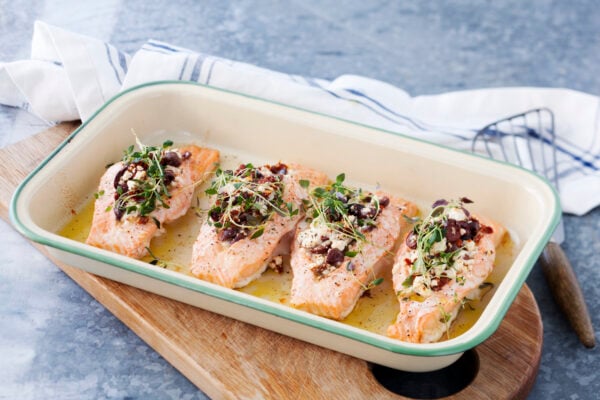 Lax i ugn med fetaost och oliver