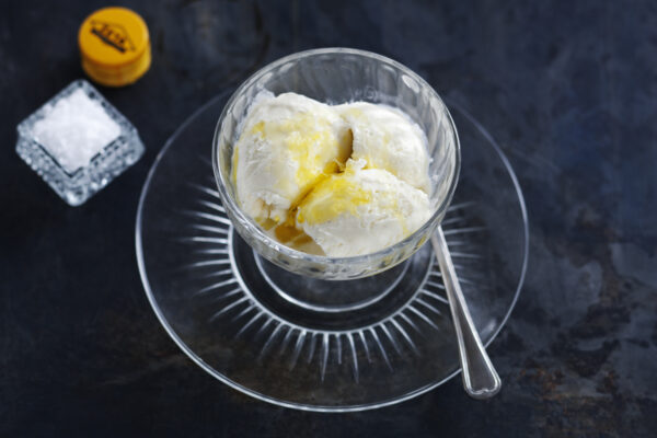 Glass med smaksatt olivolja och havssalt