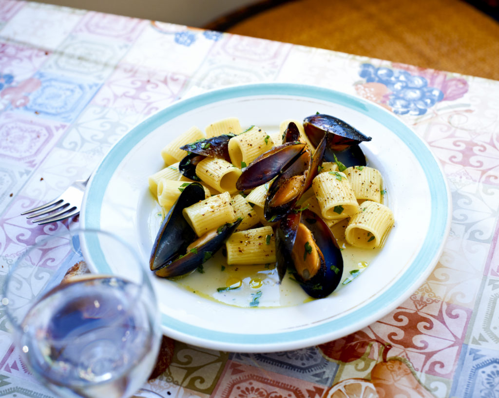 Recept från Zeta: Mezze Maniche med blåmusslor och vitt vin