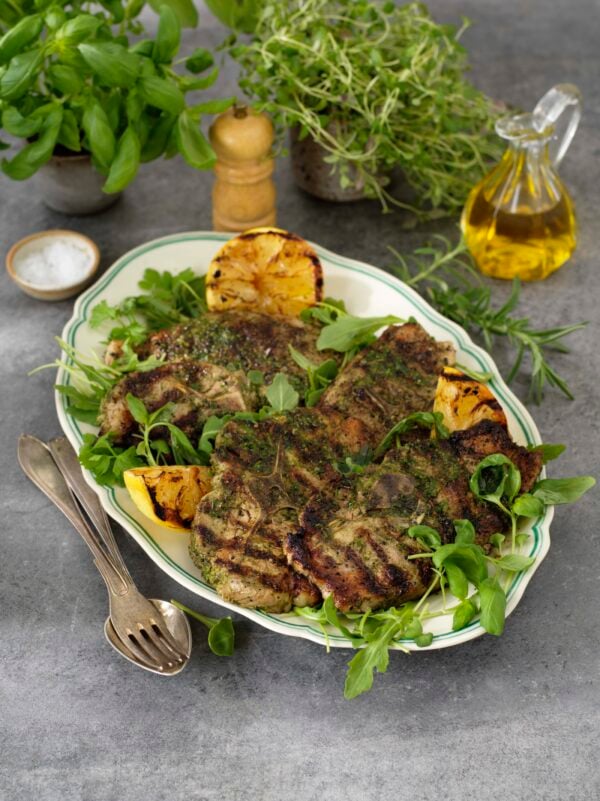 Ört- och vitlöksmarinerade lammkotletter