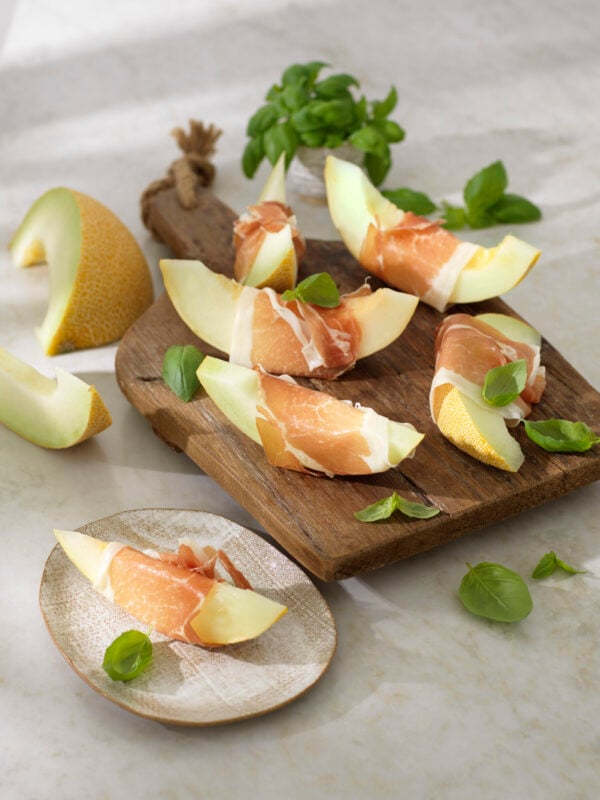 Prosciutto med melon och basilika