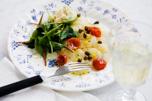 Råmarinerad pilgrimsmussla med kronärtskocka