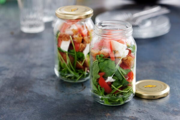 Sallad i burk med mozzarella och krutonger